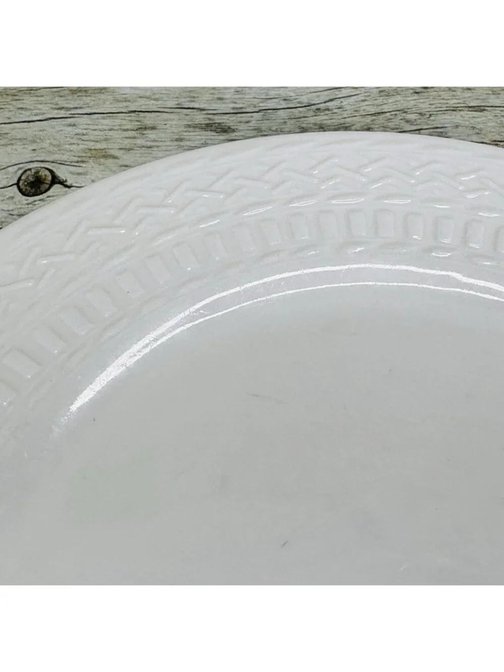 Livingquarters LIQ10 White Embossed Basketweave Lines 7.75